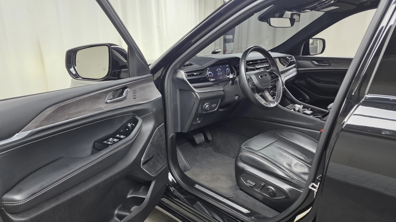 Jeep Grand cherokee 2023* L* OVERLAND* 360* HUD* DIS* ОБДУХ* СОБСТВЕН , снимка 8 - Автомобили и джипове - 56176762