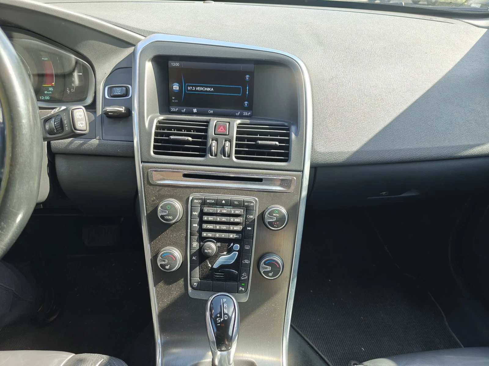 Volvo XC60 215 кс., снимка 8 - Автомобили и джипове - 56400238