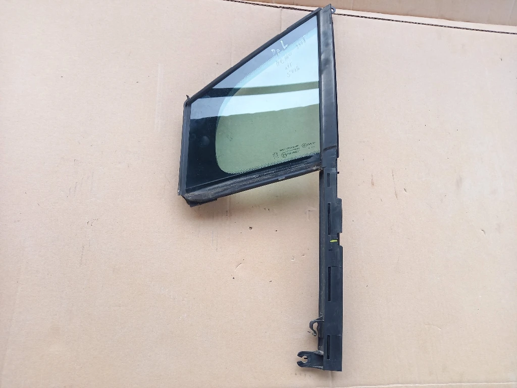 Стъкло предно ляво триъгълно Пежо 3008