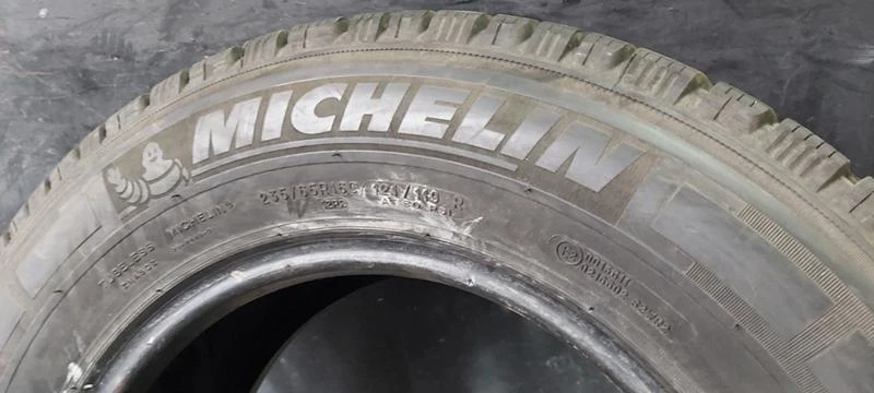 Гуми Зимни 235/65R16, снимка 5 - Гуми и джанти - 35130780