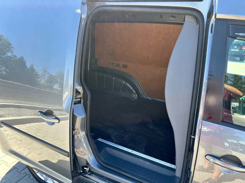 VW Caddy Товарен-Автомат, снимка 11 - Автомобили и джипове - 51568564