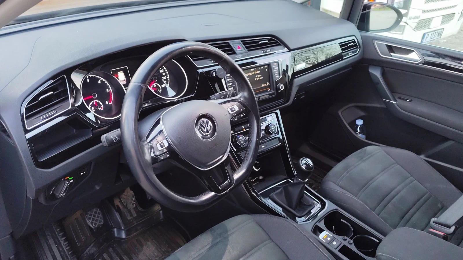 VW Touran 2, 0 TDI 150 , снимка 8 - Автомобили и джипове - 54722734