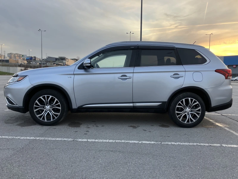 Mitsubishi Outlander GT 3.0V6 224kc.S-AWC 4x4 FULL -7МЕСТА, снимка 2 - Автомобили и джипове - 52631216