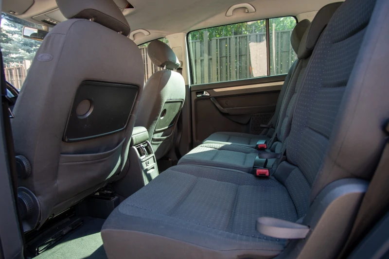 VW Touran 1.9 TDI, снимка 3 - Автомобили и джипове - 52908377