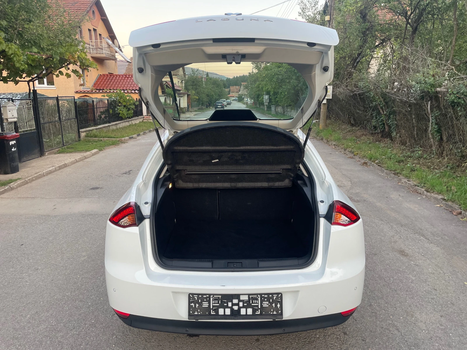 Renault Laguna 2.0 I, снимка 11 - Автомобили и джипове - 54084660