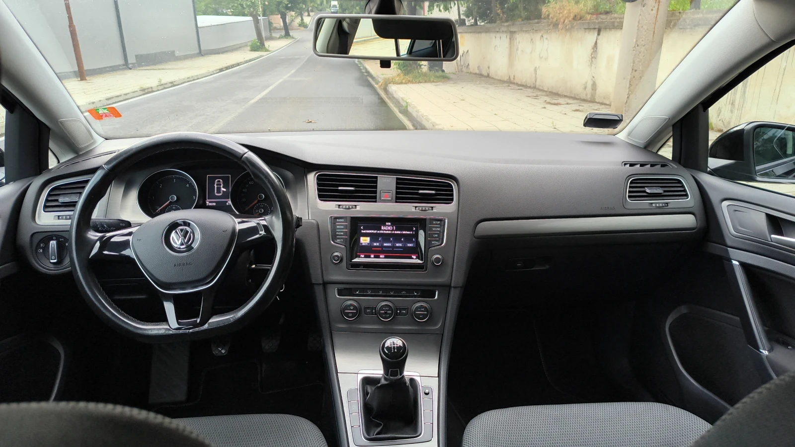 VW Golf 1.6 TDI, снимка 13 - Автомобили и джипове - 54809407