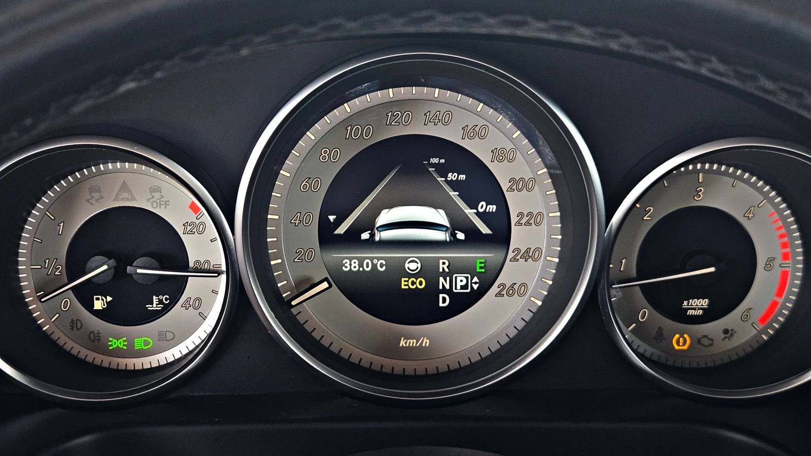 Mercedes-Benz E 350 AMG/4MAT/PANO/DISTR/LINE ASYST/CAMERA/ПОДГРЕВ/ЛИЗИ, снимка 9 - Автомобили и джипове - 55751079