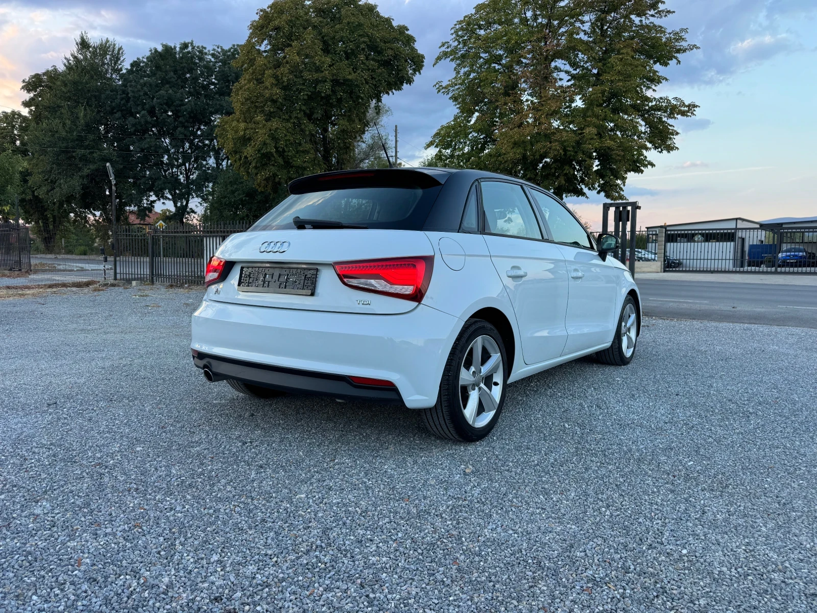Audi A1 1.6TDI AUTOMATIC Face!! NAVI!! LED!!!, снимка 6 - Автомобили и джипове - 56011297