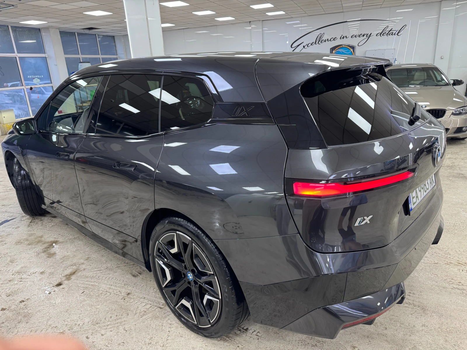 BMW iX xDrive40| ПАНО| LaserMatrix| 4WS| HUD| H/K, снимка 6 - Автомобили и джипове - 56234899