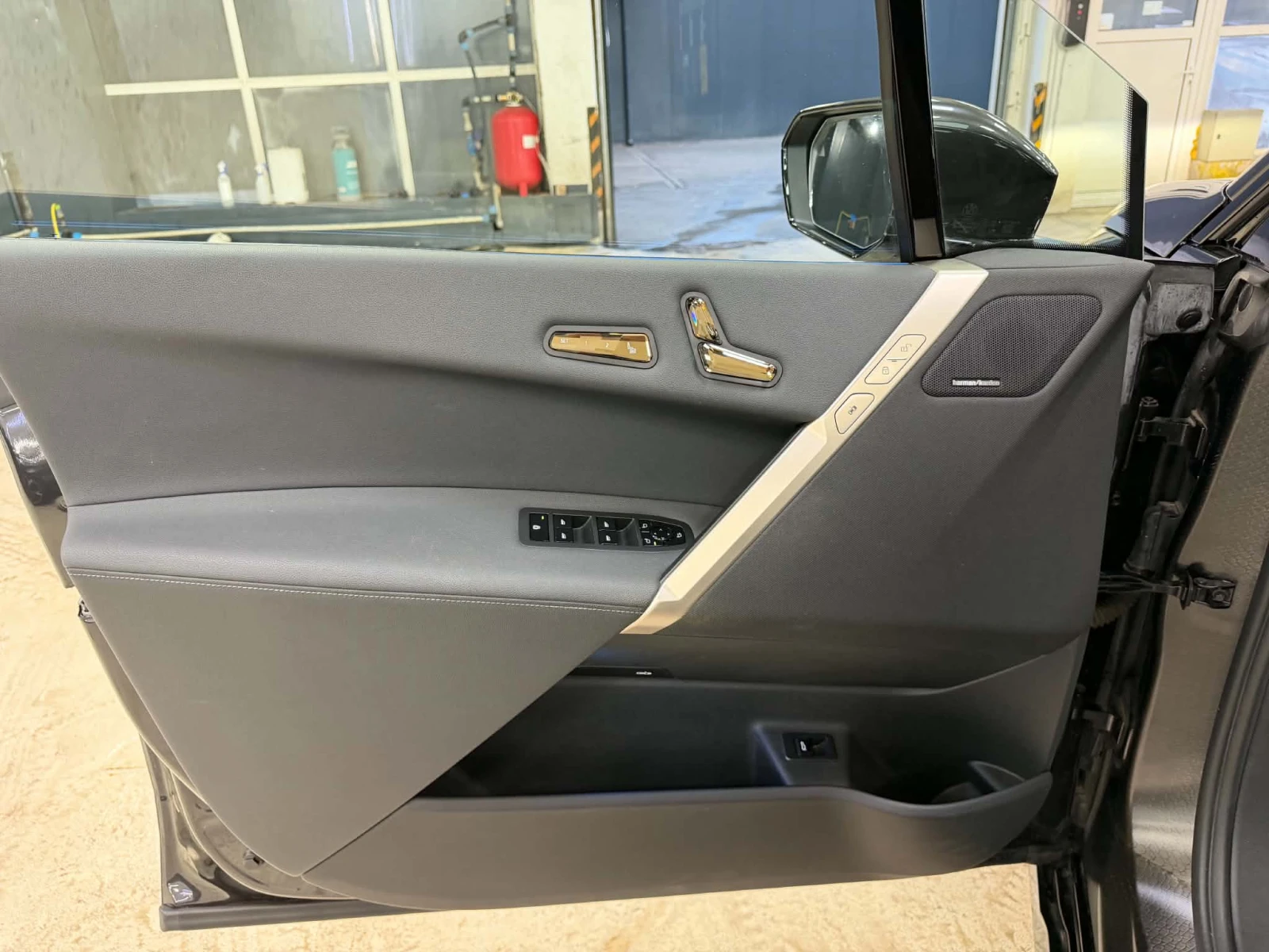 BMW iX xDrive40| ПАНО| LaserMatrix| 4WS| HUD| H/K, снимка 10 - Автомобили и джипове - 56234899