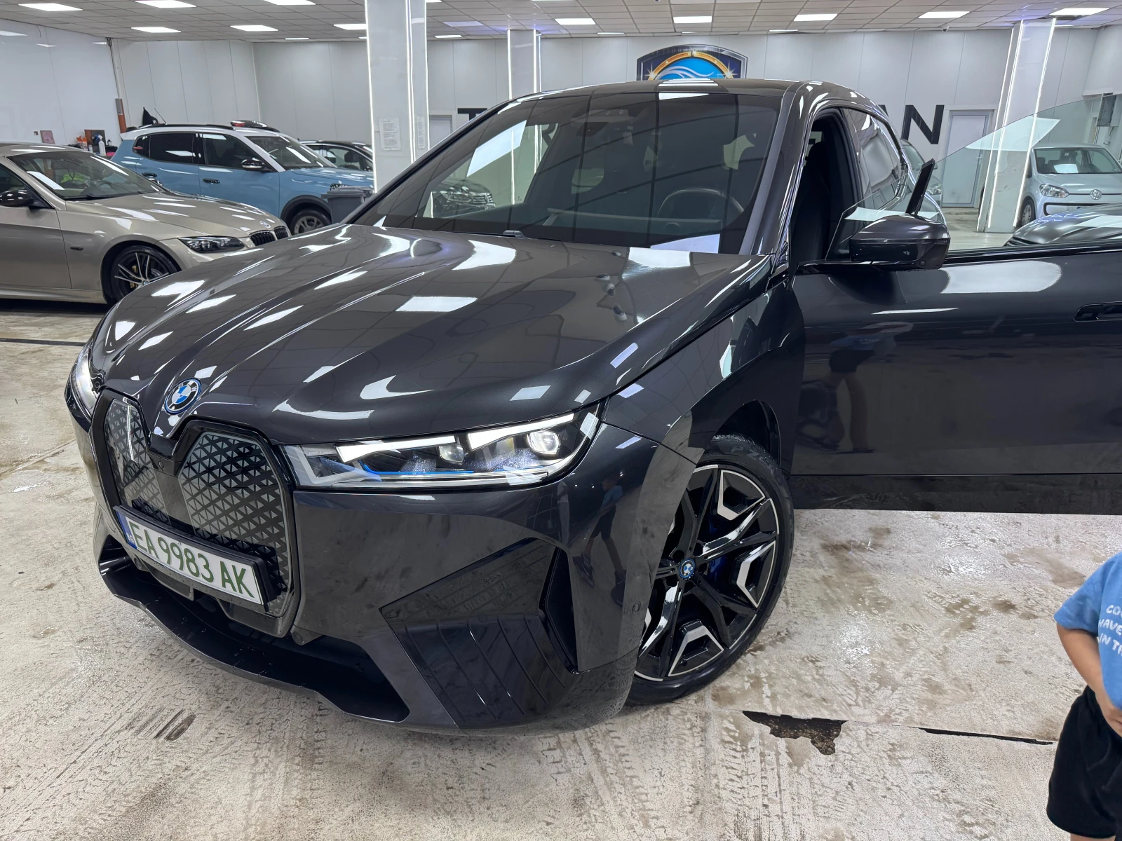 BMW iX xDrive40| ПАНО| LaserMatrix| 4WS| HUD| H/K, снимка 2 - Автомобили и джипове - 56234899