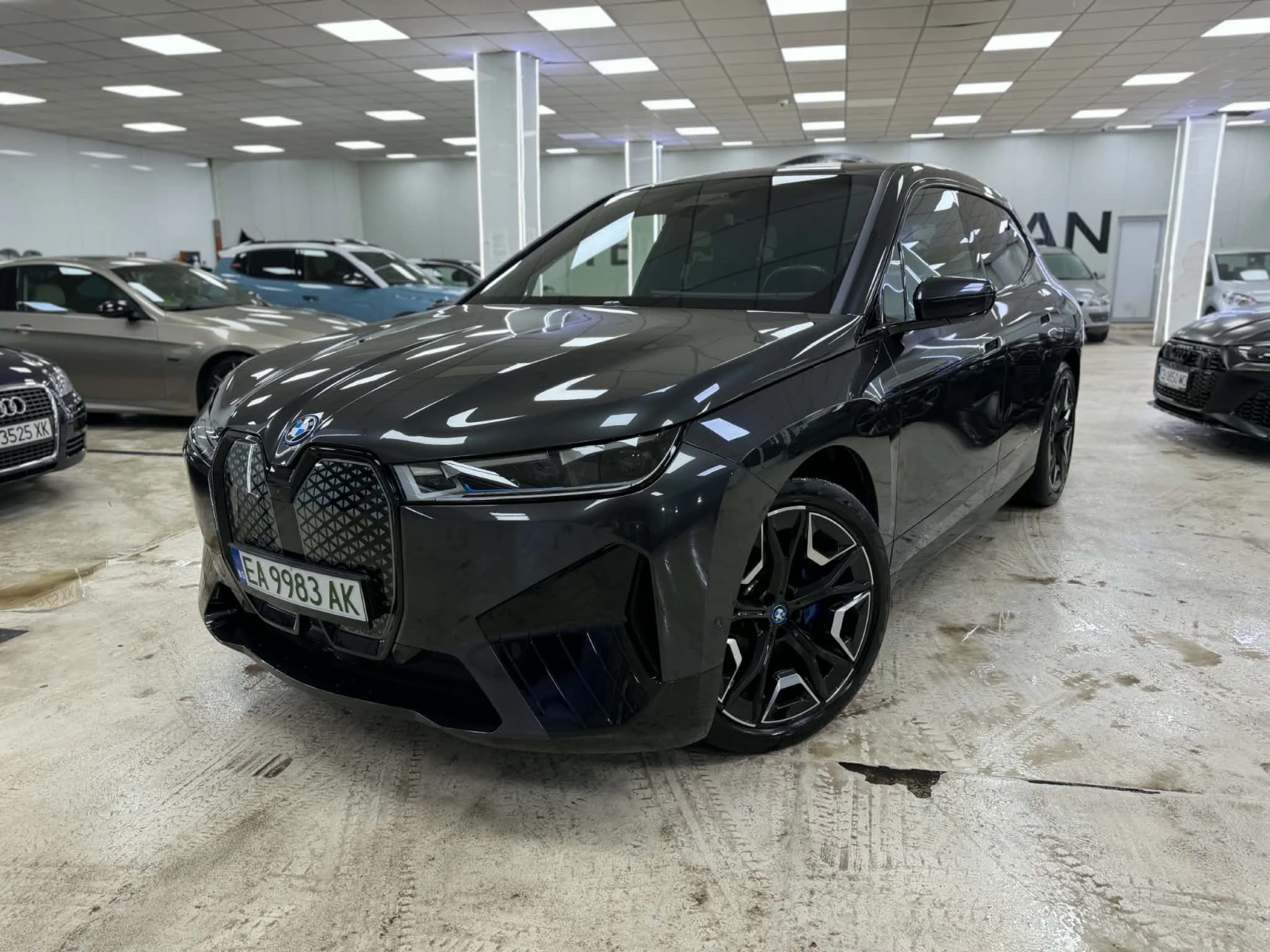 BMW iX xDrive40| ПАНО| LaserMatrix| 4WS| HUD| H/K, снимка 3 - Автомобили и джипове - 56234899