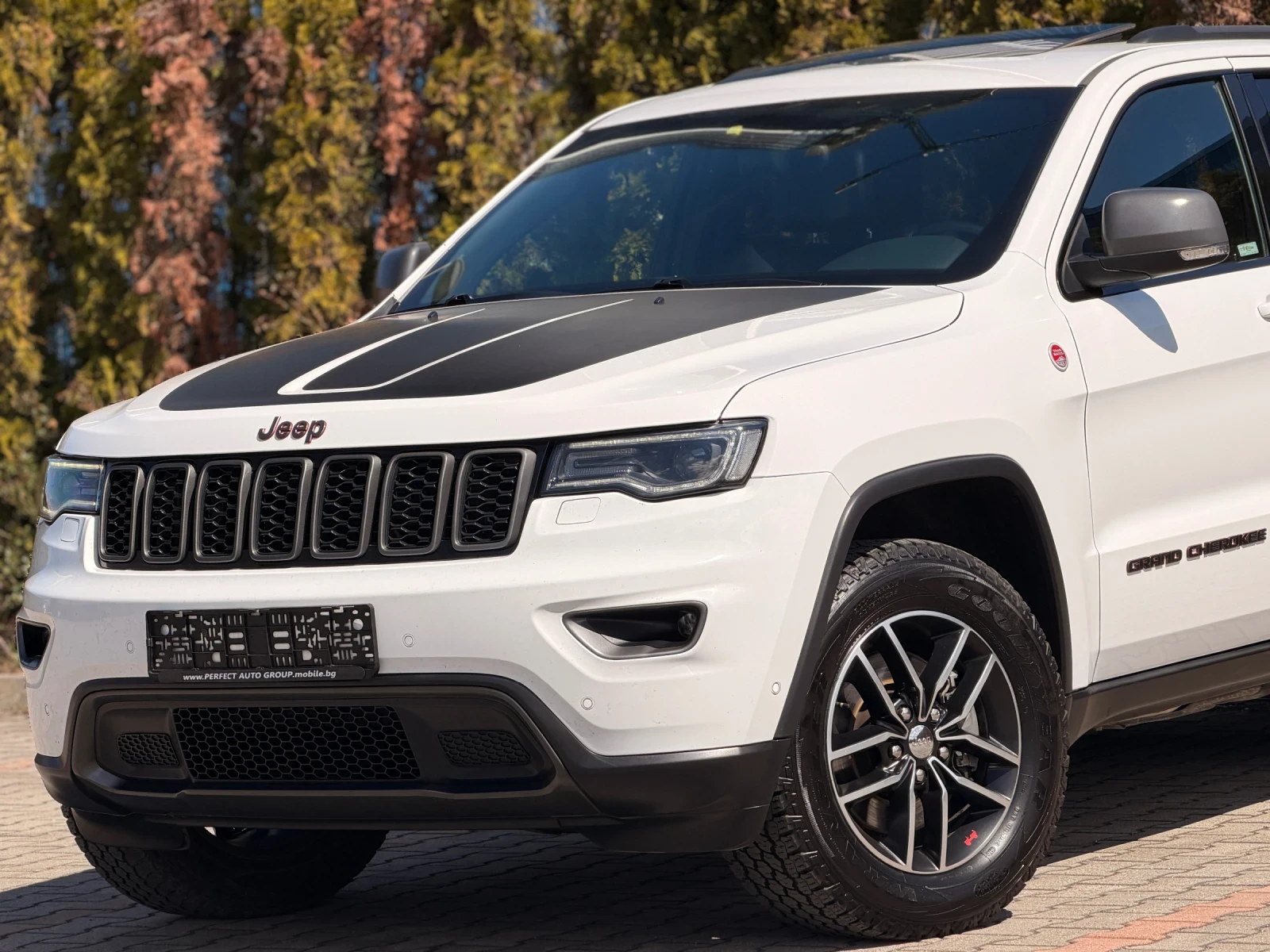 Jeep Grand cherokee Facelift-TRAIL/HAWK-ПАНОРАМА-KEYLES-ПОДГРЕВ-УНИКАТ, снимка 2 - Автомобили и джипове - 54151357