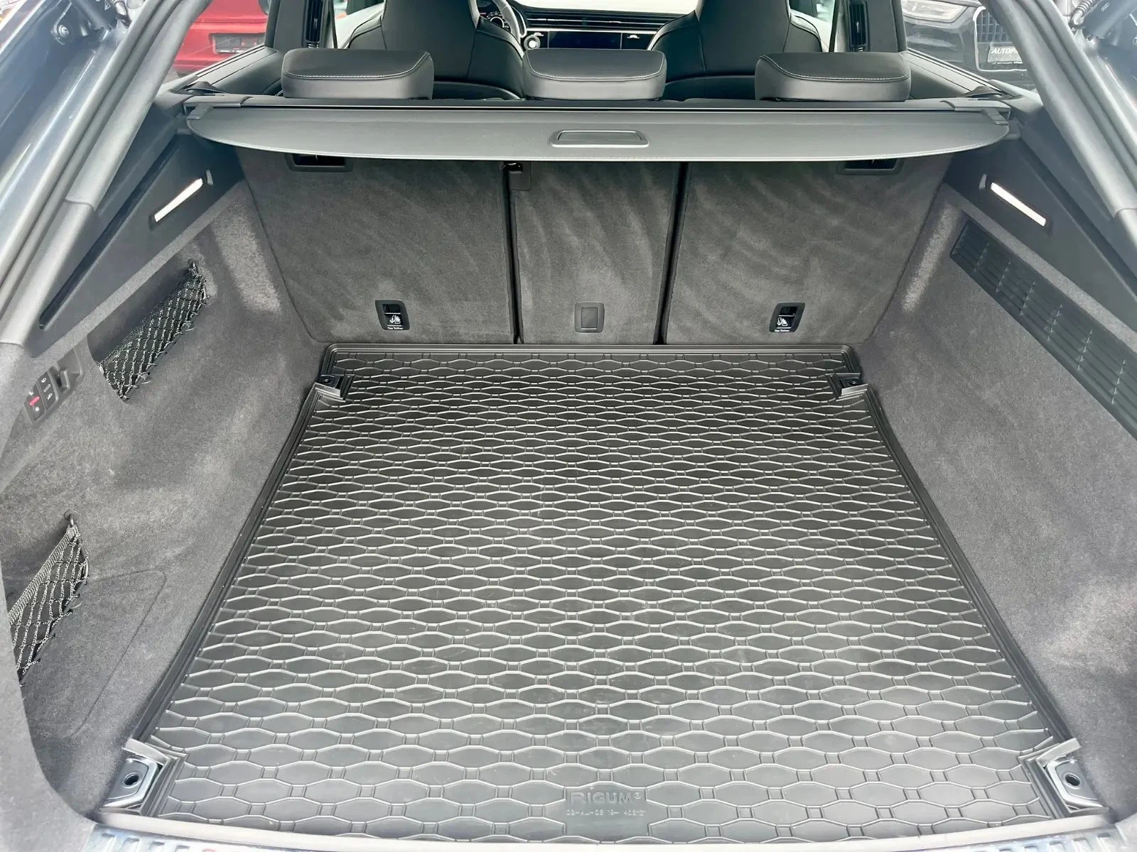 Audi RSQ8 PERFORMANCE / CERAMIC / CARBON / BLACK OPTIC/ PANO, снимка 17 - Автомобили и джипове - 56020161