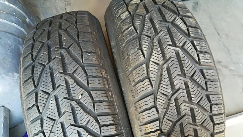 Гуми Зимни 215/55R16, снимка 2 - Гуми и джанти - 25608356