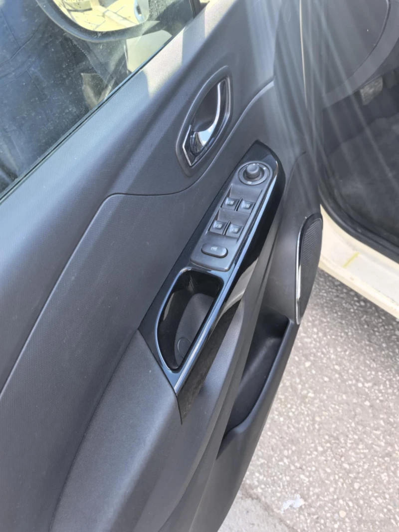 Renault Captur 1.5dci, снимка 15 - Автомобили и джипове - 52540286