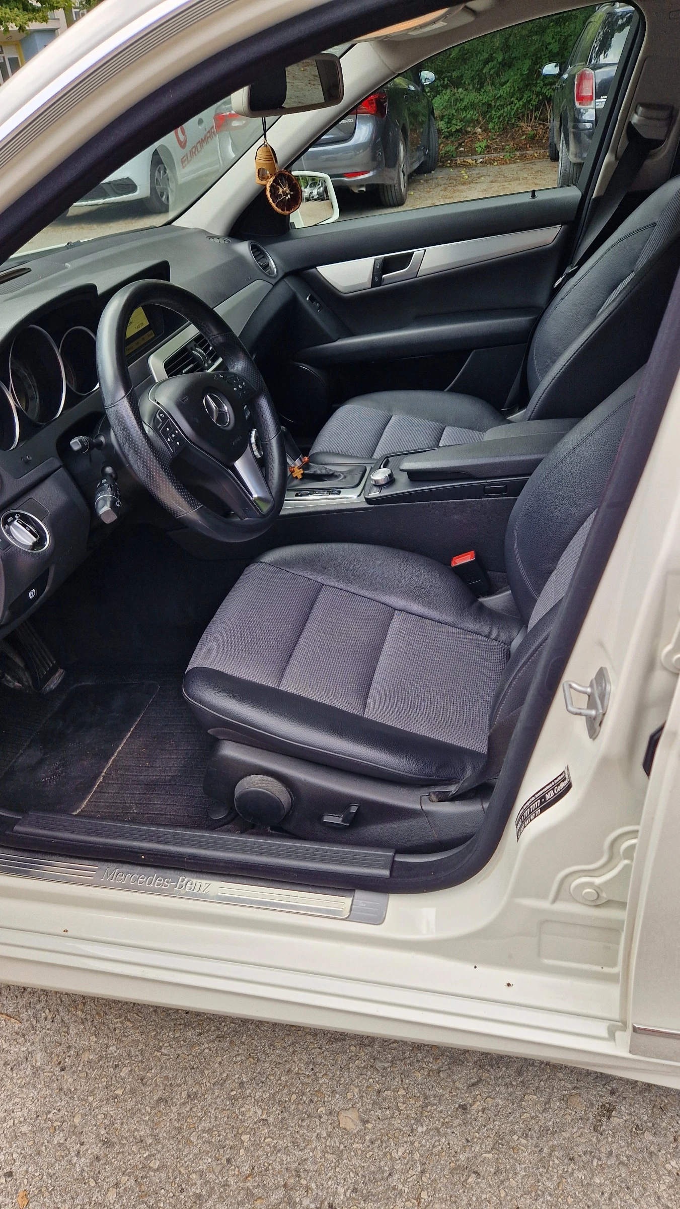 Mercedes-Benz C 220 Avantgarde, снимка 5 - Автомобили и джипове - 54798076