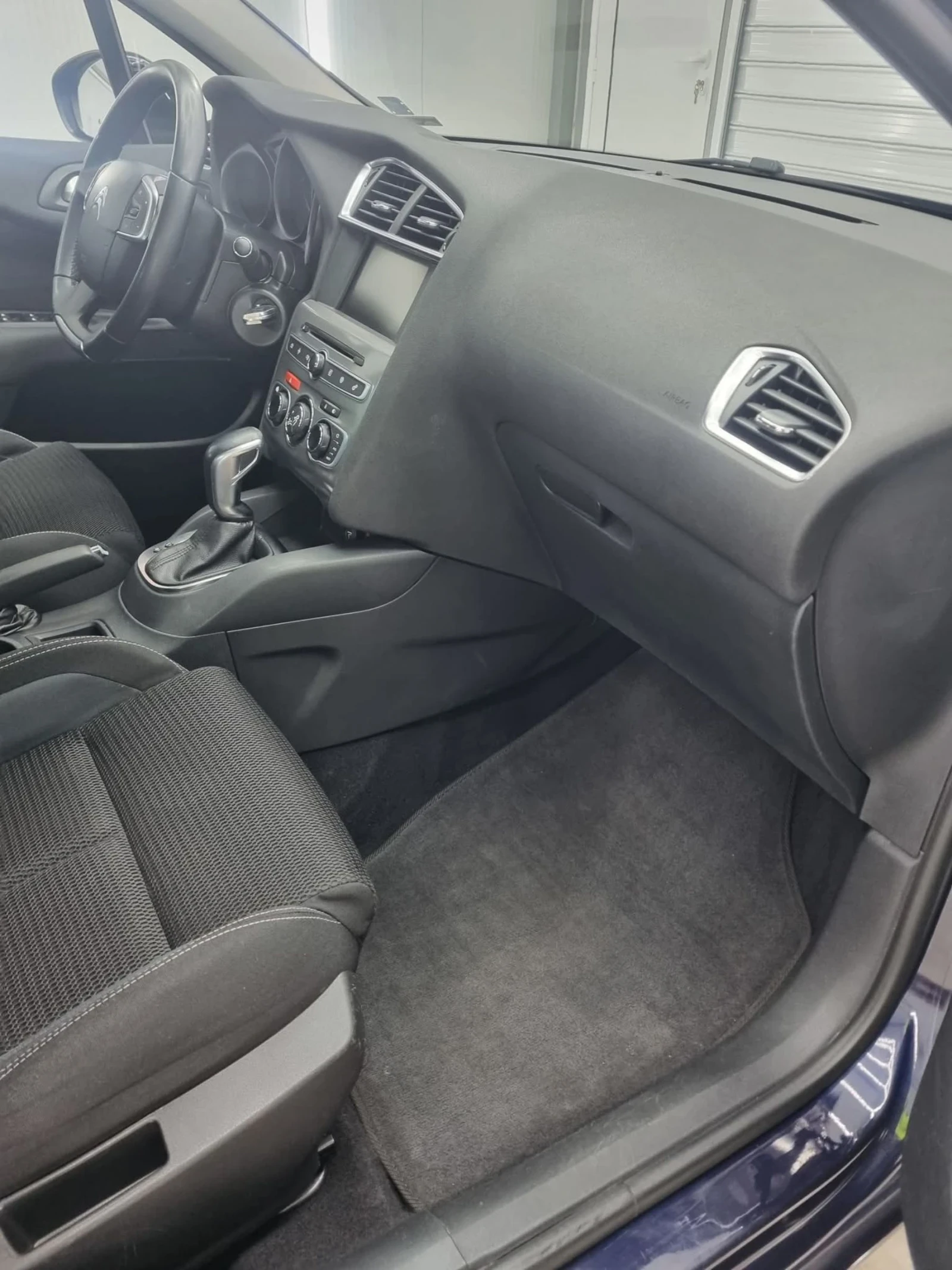 Citroen C4 1.6 HDi Facelift, снимка 9 - Автомобили и джипове - 55038842