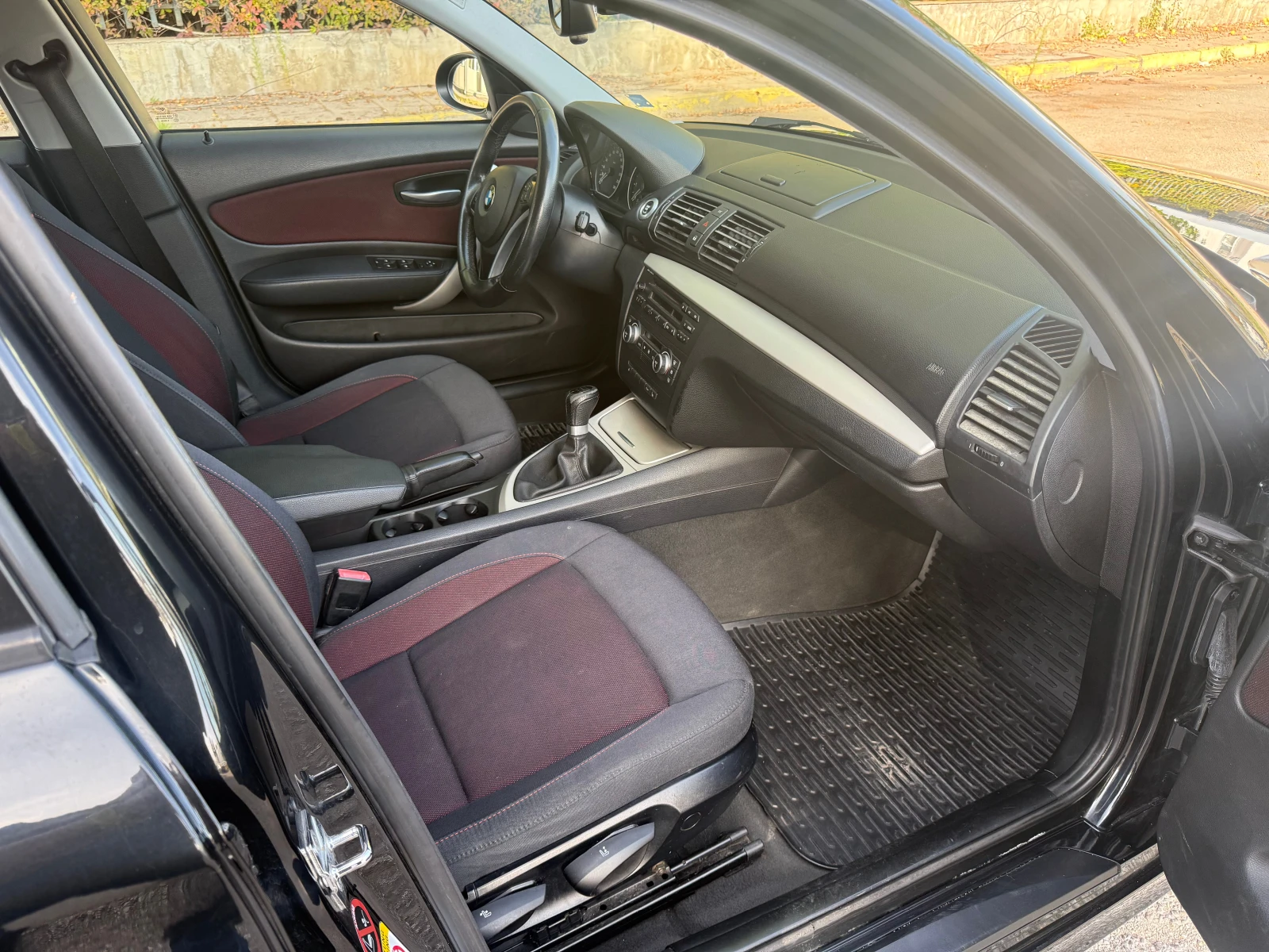 BMW 118 i Facelift, снимка 13 - Автомобили и джипове - 56431965