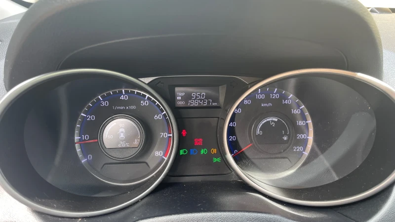 Hyundai IX35 2.0i, 2WD, снимка 8 - Автомобили и джипове - 52792675