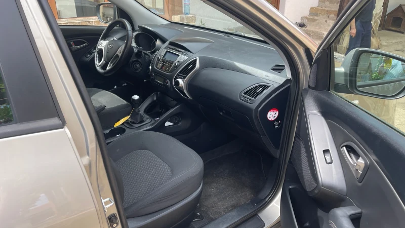 Hyundai IX35 2.0i, 2WD, снимка 11 - Автомобили и джипове - 52792675