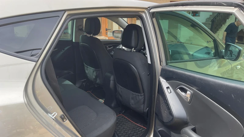 Hyundai IX35 2.0i, 2WD, снимка 13 - Автомобили и джипове - 52792675