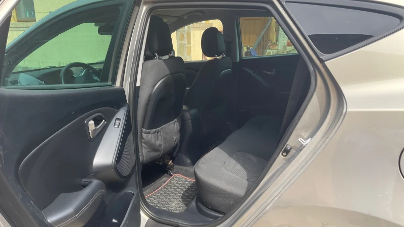 Hyundai IX35 2.0i, 2WD, снимка 6 - Автомобили и джипове - 52792675