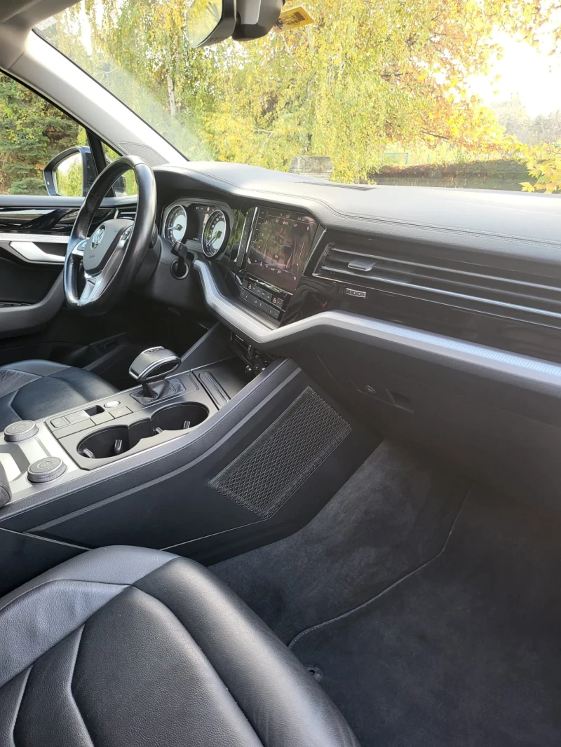 VW Touareg, снимка 8 - Автомобили и джипове - 52330495