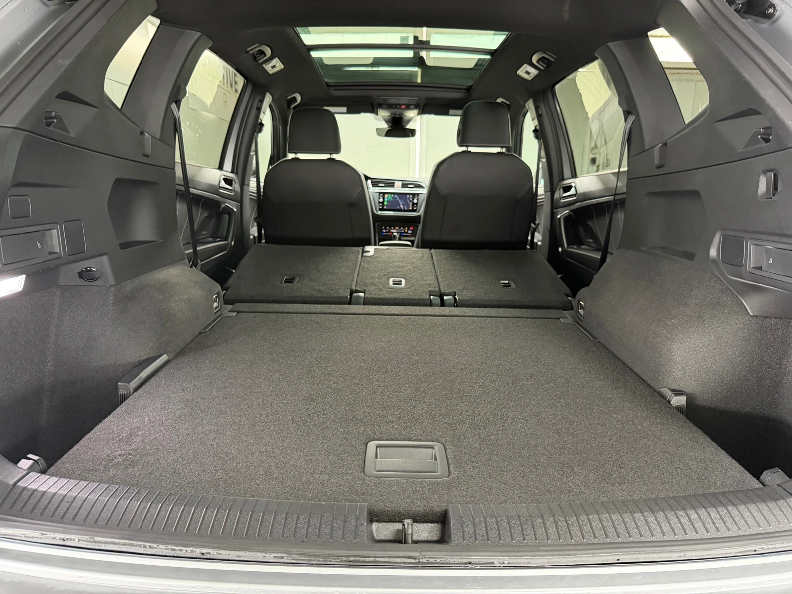 VW Tiguan R-Line Black Edition 4MOTION, снимка 16 - Автомобили и джипове - 54650535
