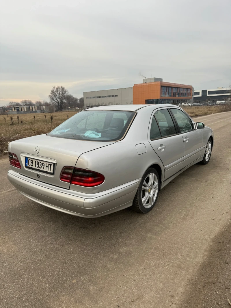 Mercedes-Benz E 220 150кс/2001/БЕЗ РЪЖДИ/АВТОМАТИК!, снимка 6 - Автомобили и джипове - 48649172