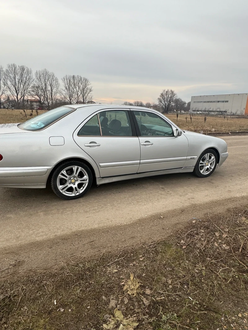 Mercedes-Benz E 220 150кс/2001/БЕЗ РЪЖДИ/АВТОМАТИК!, снимка 7 - Автомобили и джипове - 48649172