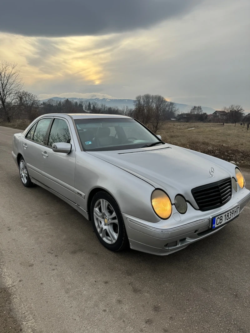 Mercedes-Benz E 220 150кс/2001/БЕЗ РЪЖДИ/АВТОМАТИК!, снимка 3 - Автомобили и джипове - 48649172