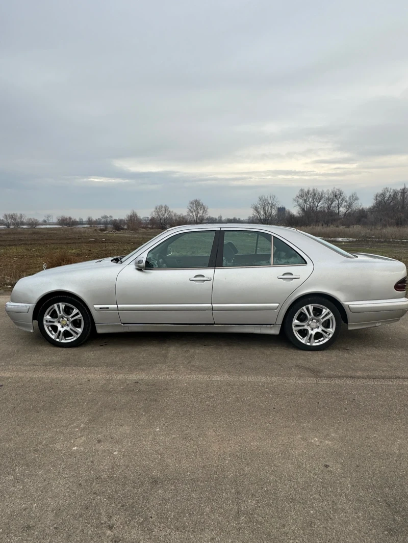 Mercedes-Benz E 220 150кс/2001/БЕЗ РЪЖДИ/АВТОМАТИК!, снимка 4 - Автомобили и джипове - 48649172