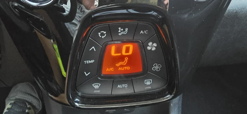 Peugeot 108 НАВИ-2015 Г-НАВИГАЦИЯ-КЛИМАТРОНИК, снимка 14 - Автомобили и джипове - 51810627