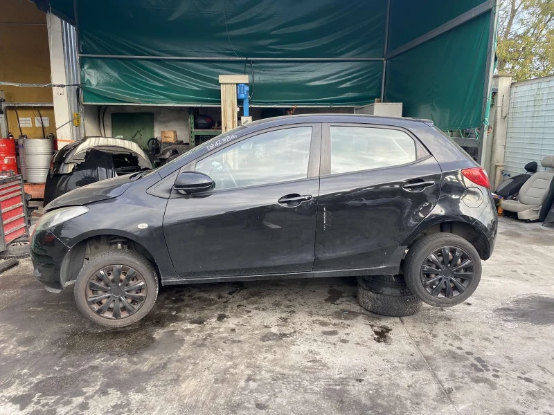 Mazda 2 1.3i, снимка 2 - Автомобили и джипове - 52956262