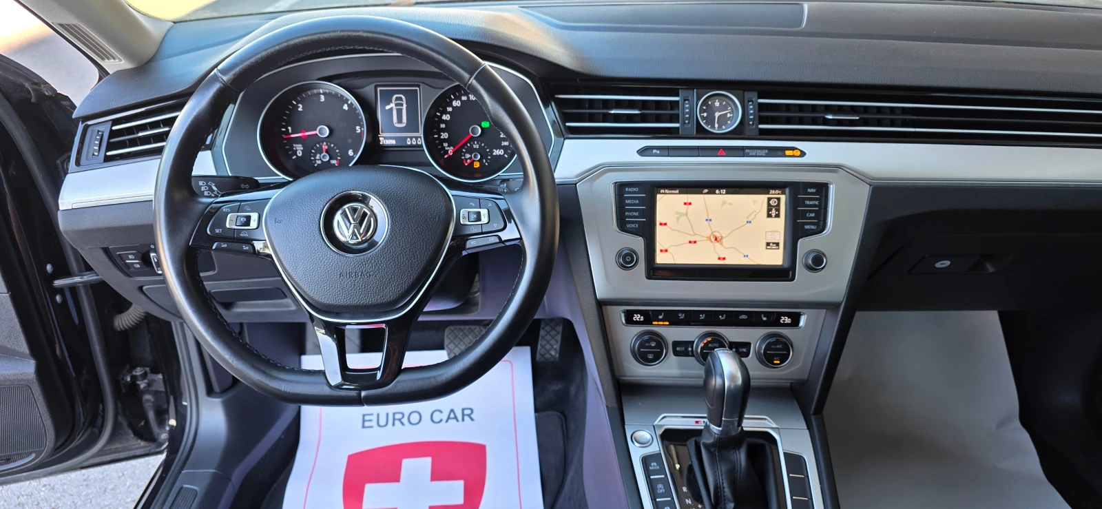 VW Passat 2.0TDI * 4 х 4* AVTOMAT* DISTRONIC* KEYLESS* SWISS, снимка 12 - Автомобили и джипове - 56191818