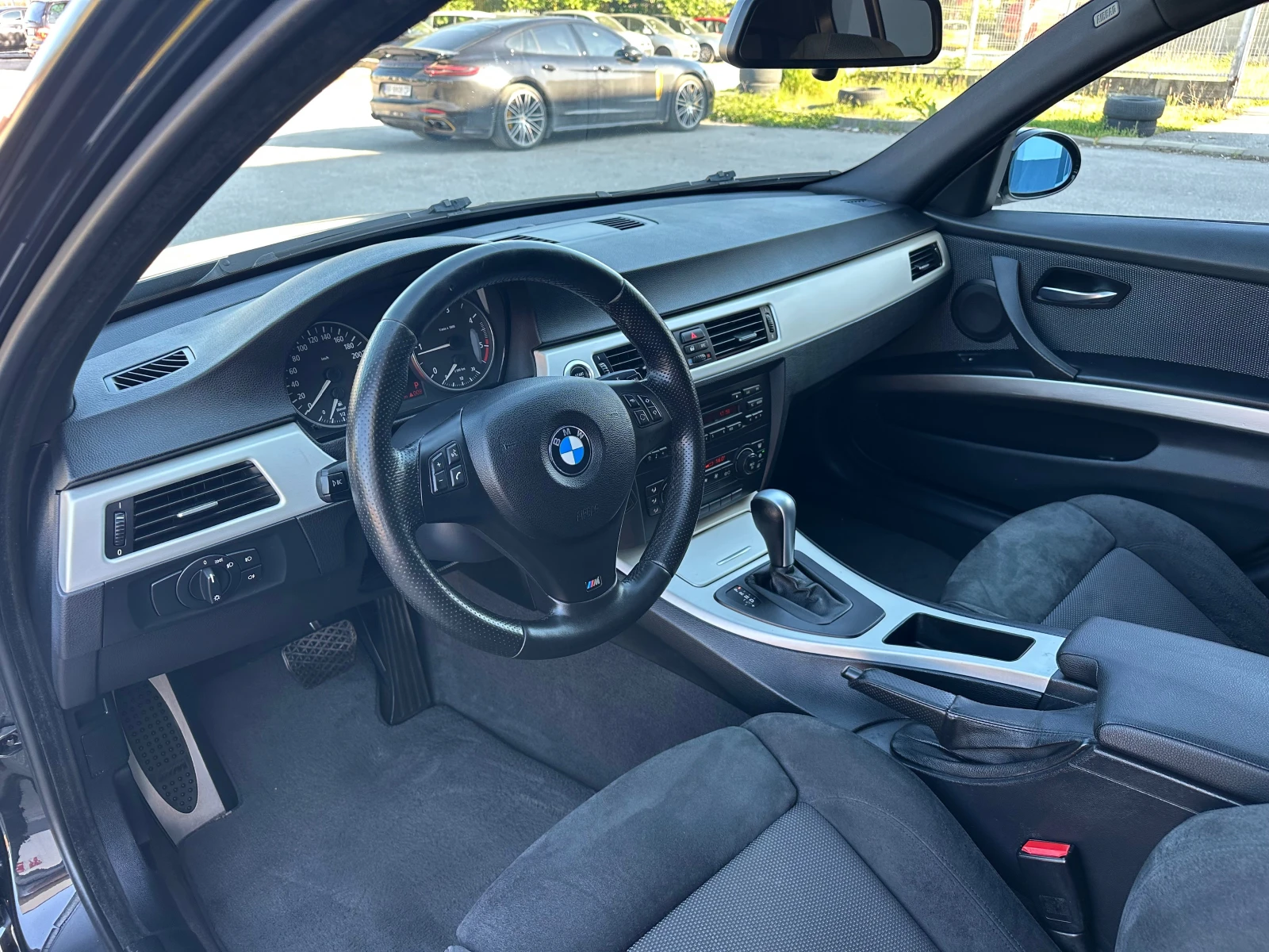 BMW 320 2.0D M-Pack Автоматик Италия, снимка 11 - Автомобили и джипове - 54429795