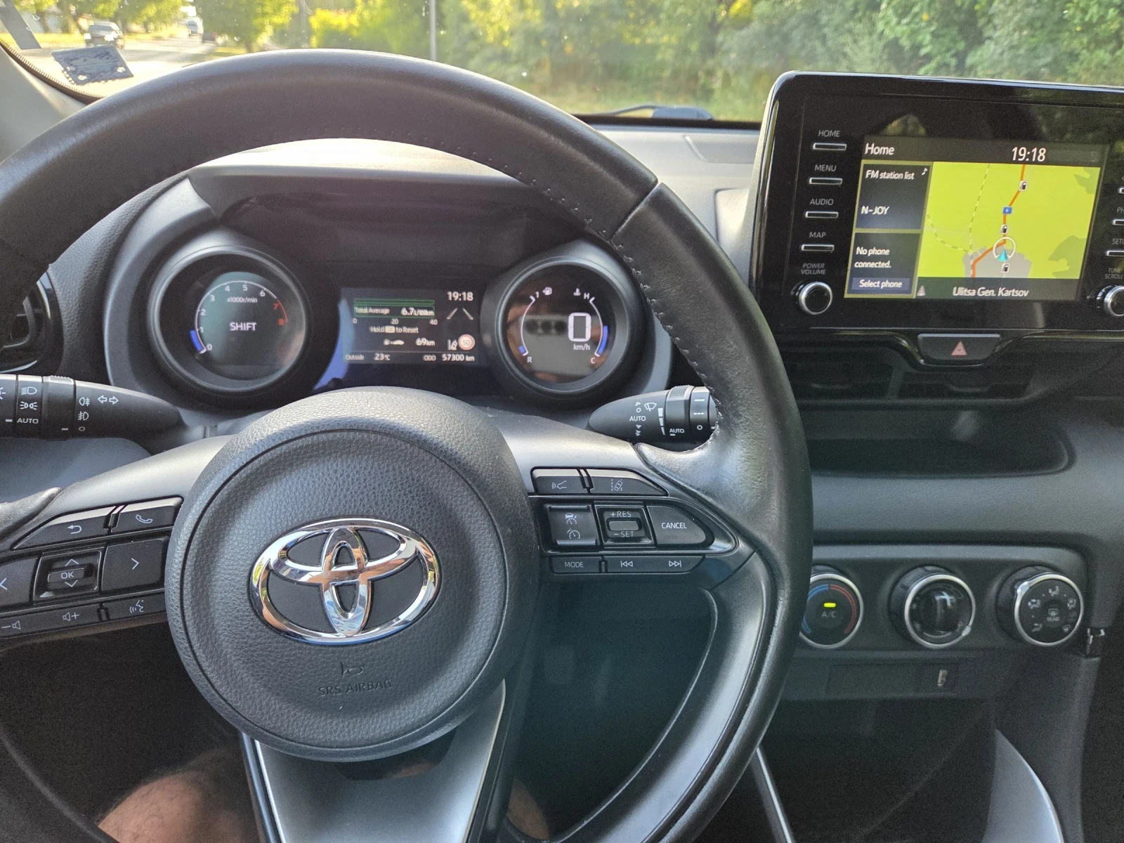 Toyota Yaris 1.5, снимка 13 - Автомобили и джипове - 55129275