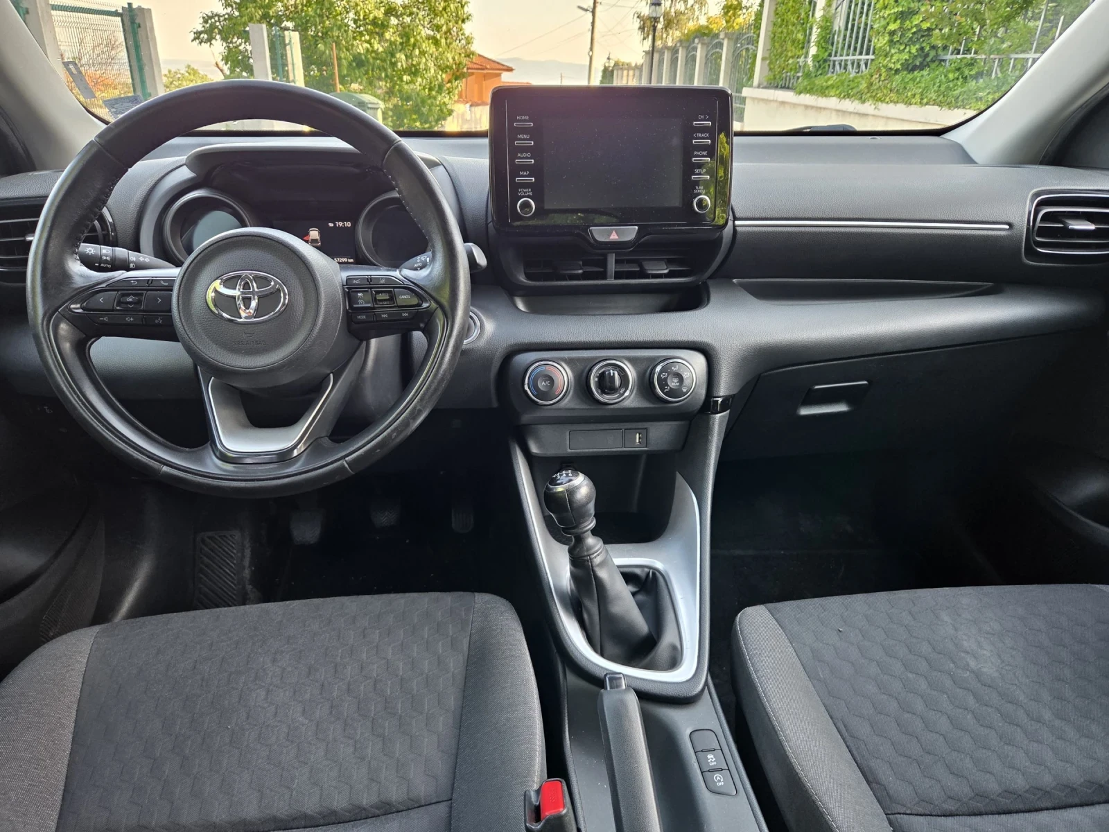 Toyota Yaris 1.5, снимка 9 - Автомобили и джипове - 55129275
