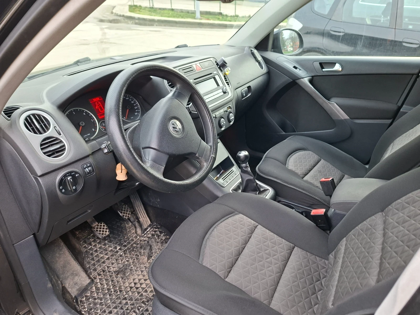 VW Tiguan 2.0TDI..4X4..ел, снимка 13 - Автомобили и джипове - 54034938
