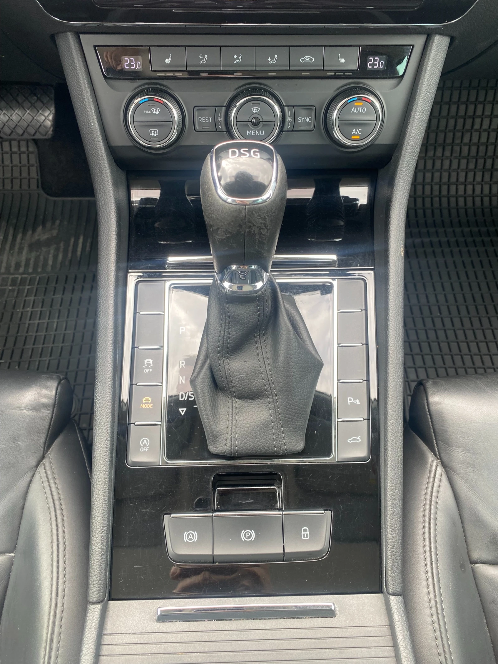 Skoda Superb 2.0 TDI//FULL//, снимка 11 - Автомобили и джипове - 54485423