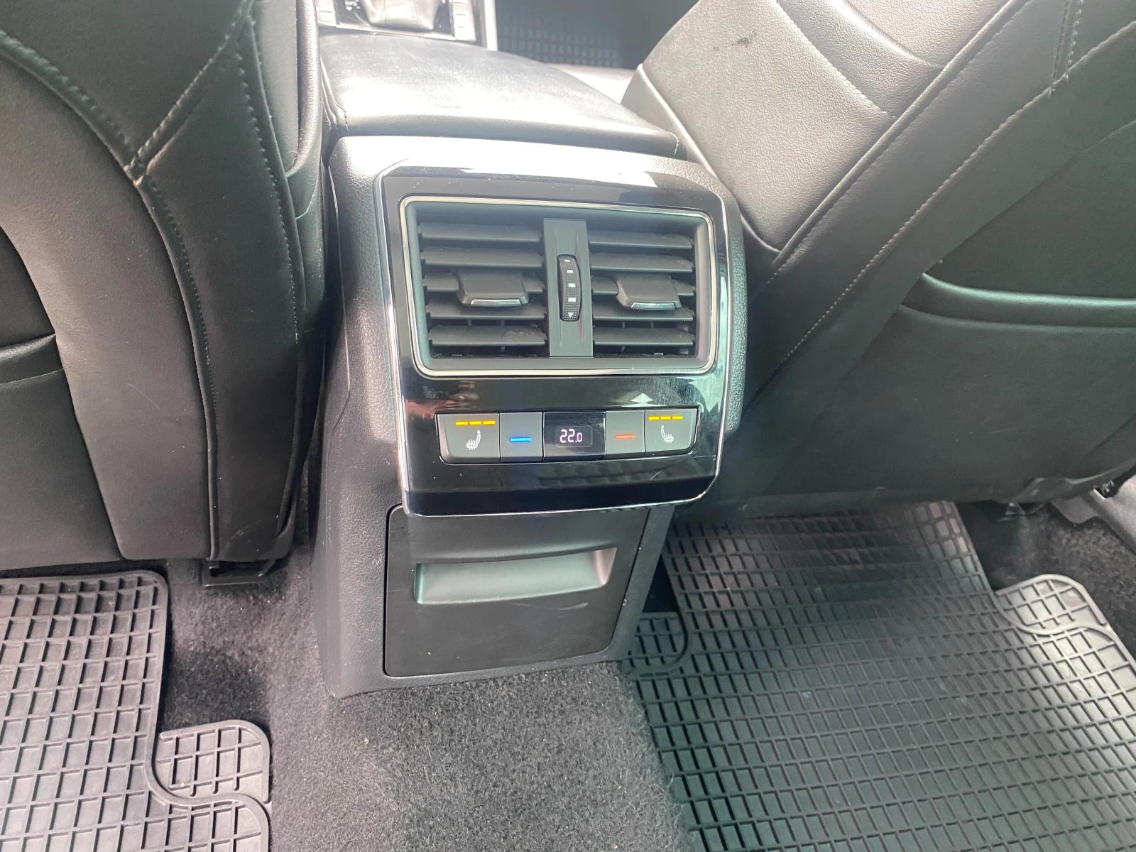 Skoda Superb 2.0 TDI//FULL//, снимка 13 - Автомобили и джипове - 54485423