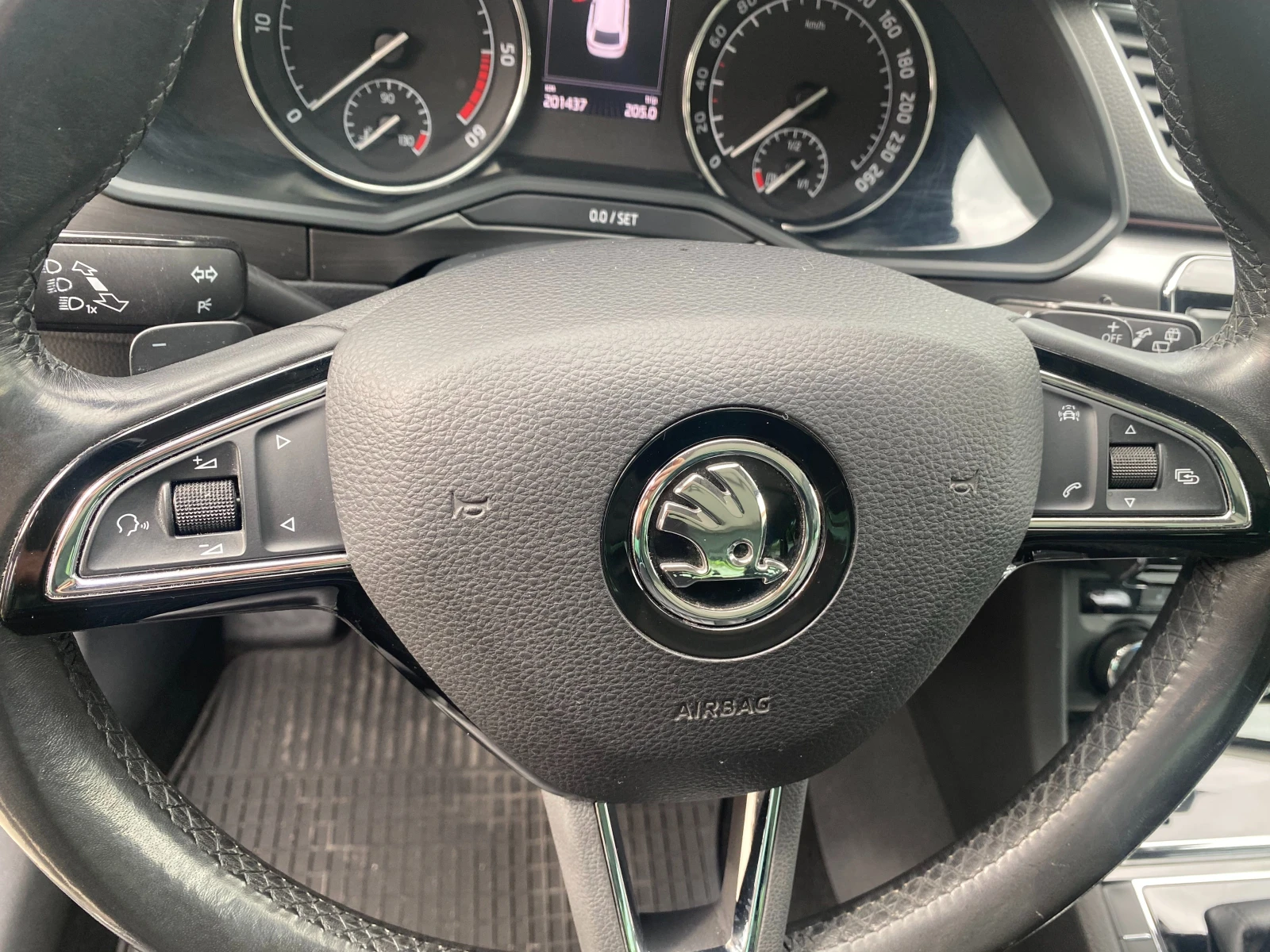 Skoda Superb 2.0 TDI//FULL//, снимка 14 - Автомобили и джипове - 54485423