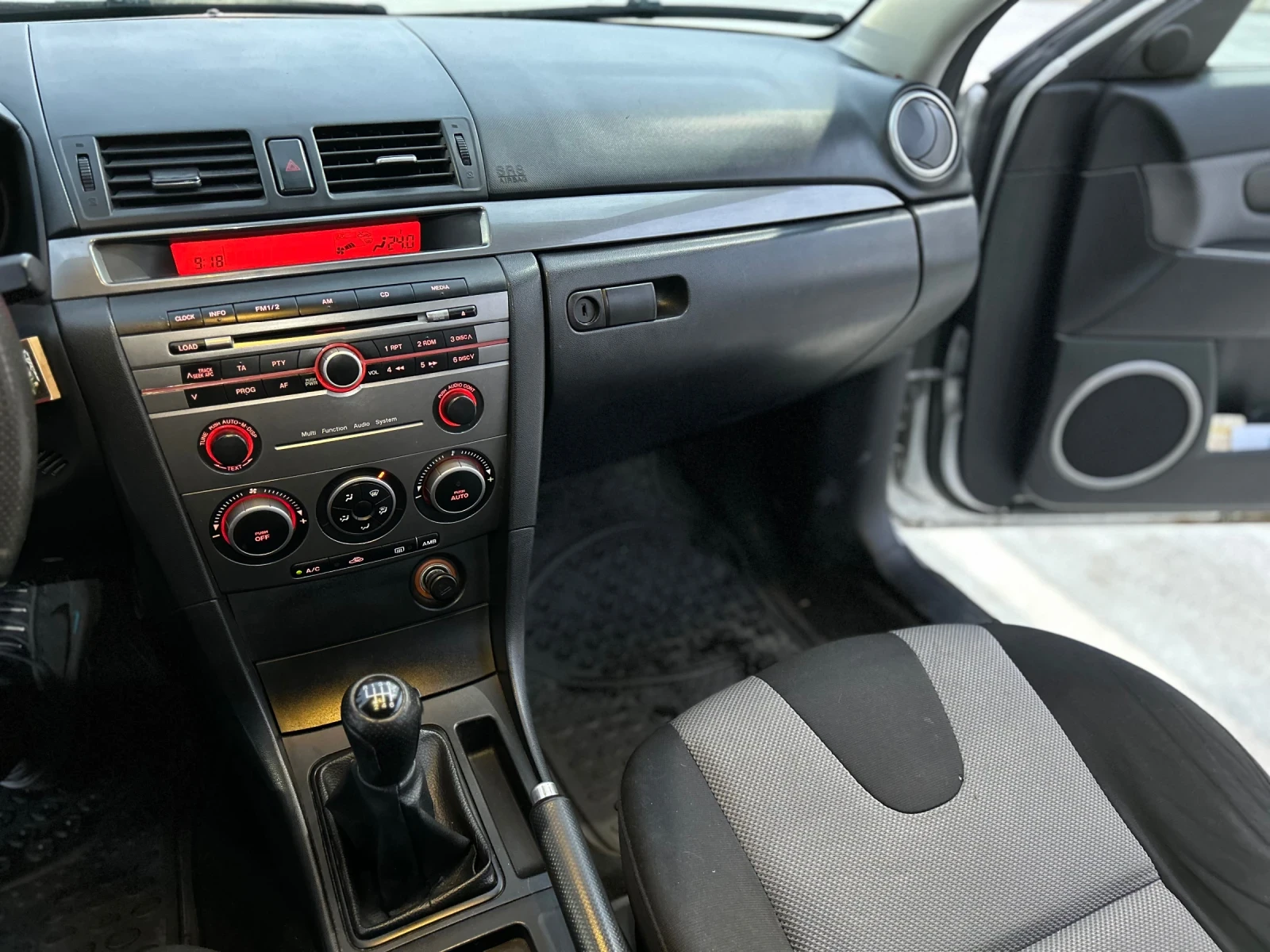 Mazda 3 2.0i Facelift , снимка 11 - Автомобили и джипове - 55743655