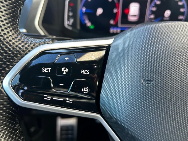 VW Tiguan R-LINE 2.0TDI-150 DISTR NAVI CAR PLAY ANDROID AUTO, снимка 13 - Автомобили и джипове - 53539005