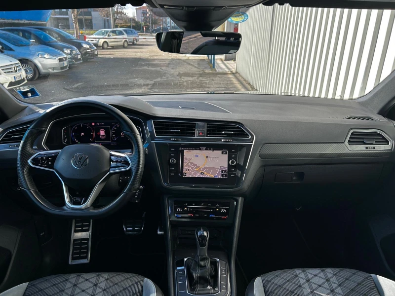 VW Tiguan R-LINE 2.0TDI-150 DISTR NAVI CAR PLAY ANDROID AUTO, снимка 8 - Автомобили и джипове - 53539005