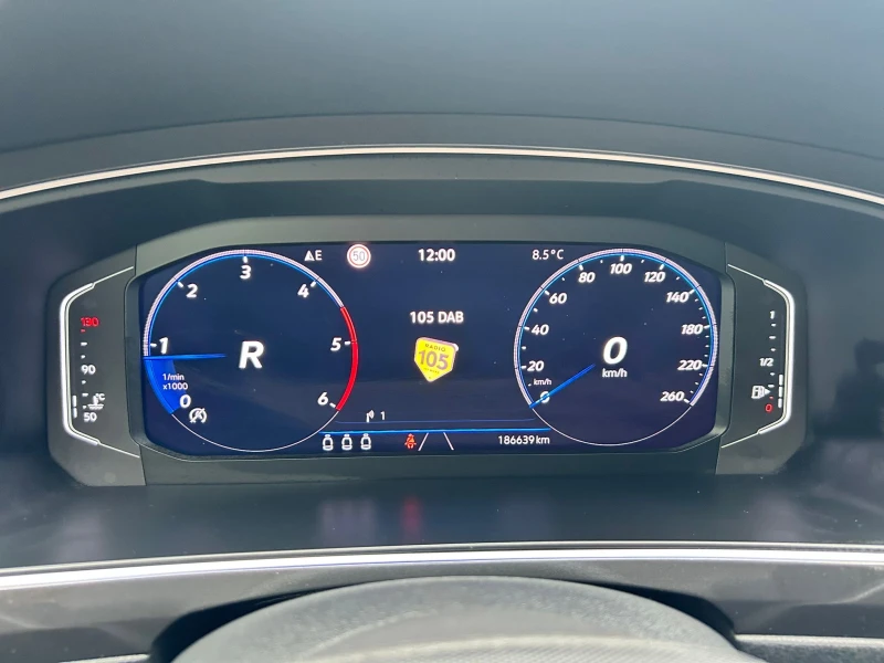 VW Tiguan R-LINE 2.0TDI-150 DISTR NAVI CAR PLAY ANDROID AUTO, снимка 15 - Автомобили и джипове - 53539005