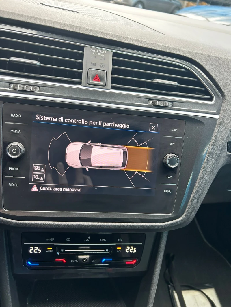 VW Tiguan R-LINE 2.0TDI-150 DISTR NAVI CAR PLAY ANDROID AUTO, снимка 11 - Автомобили и джипове - 53539005