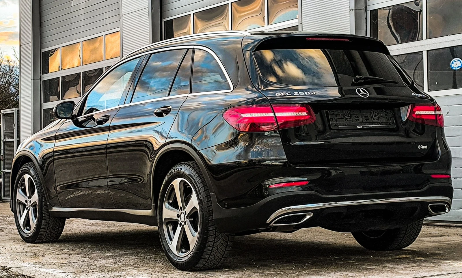 Mercedes-Benz GLC 250 D AMG LINE 4-MATIC 9G ГЕРМАНИЯ , снимка 4 - Автомобили и джипове - 53396117