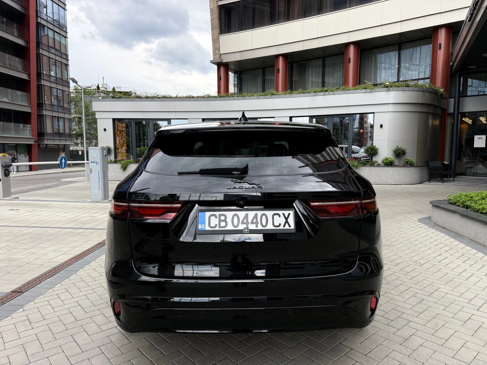 Jaguar F-PACE P250 SE Black 2021MY, снимка 3 - Автомобили и джипове - 54682326